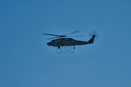 Foto de Helicóptero en el cielo azul, transporte aéreo - Imagen libre de derechos