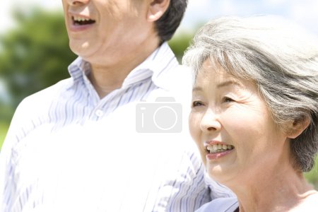 Téléchargez les photos : Portrait de asiatique senior couple posant en plein air - en image libre de droit