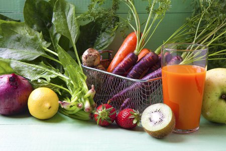 Foto de Frutas y verduras frescas en la cocina - Imagen libre de derechos