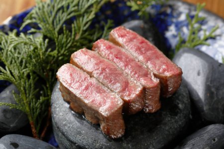 Téléchargez les photos : Morceaux de steak frit sur plaque noire - en image libre de droit
