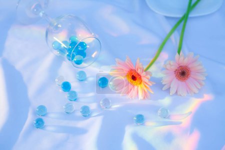 Foto de Hermoso fondo con un vaso de agua y flores - Imagen libre de derechos