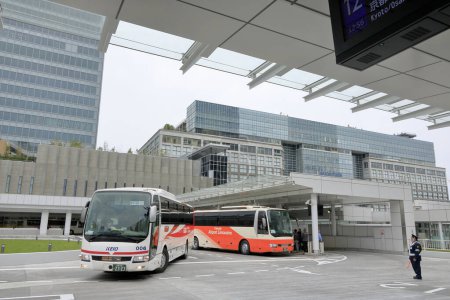 Téléchargez les photos : Nouveau terminal d'autobus de l'autoroute de Shinjuku (Basuta Shinjuku) Un nouveau terminal d'autobus majeur a ouvert dans le district de Tokyos Shinjuku. - en image libre de droit