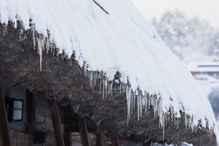 Téléchargez les photos : Maison traditionnelle en hiver - en image libre de droit