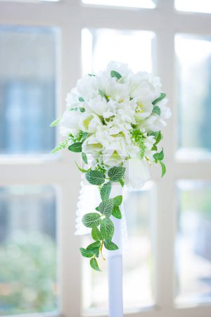 Téléchargez les photos : Bouquet de mariage blanc sur le fond de l'intérieur - en image libre de droit
