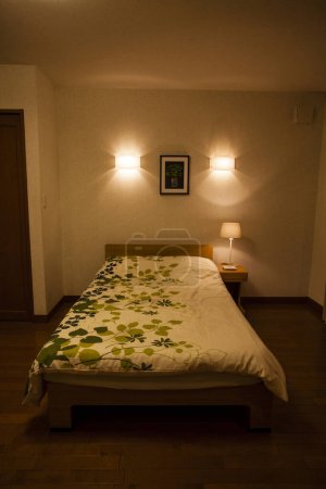 Téléchargez les photos : Intérieur de la chambre moderne avec lit et deux lampes - en image libre de droit