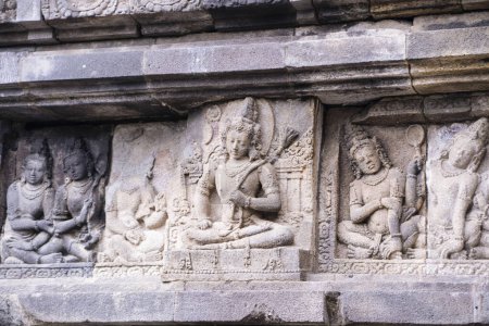 Téléchargez les photos : Bas-relief en pierre au temple bouddhiste de Java, Indonésie - en image libre de droit