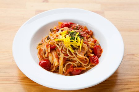 Téléchargez les photos : Délicieux spaghettis bolognais à la sauce tomate - en image libre de droit