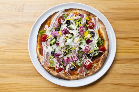 Téléchargez les photos : Pizza italienne fraîche sur une assiette en bois - en image libre de droit