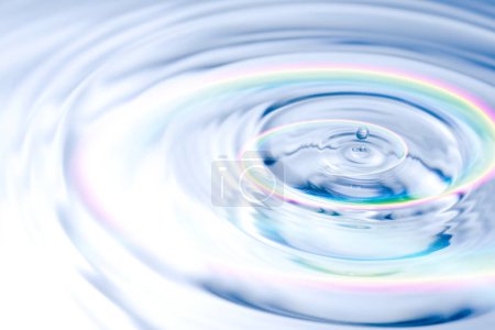 Téléchargez les photos : Fond d'eau bleu avec des lignes colorées - en image libre de droit