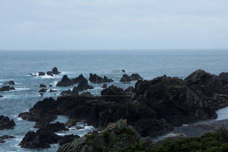 Téléchargez les photos : Beau paysage marin avec côte rocheuse et falaises - en image libre de droit