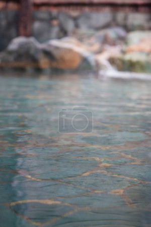 Téléchargez les photos : Surface d'eau trouble dans la piscine - en image libre de droit