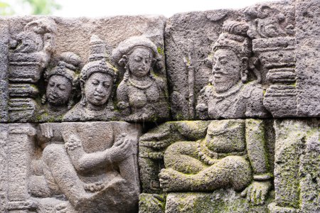 Foto de Bajorrelieve de piedra en templo budista en Java, Indonesia - Imagen libre de derechos