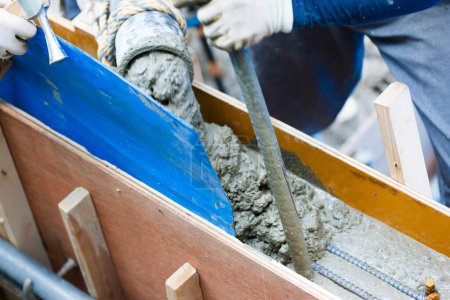 Téléchargez les photos : Travailleur utilisant du ciment sur le chantier, gros plan - en image libre de droit