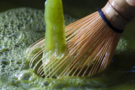 Téléchargez les photos : Balai Matcha en bambou mélangeant thé matcha vert - en image libre de droit