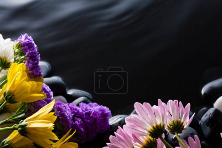 Téléchargez les photos : Spa et concept de bien-être avec fleurs - en image libre de droit