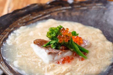 Téléchargez les photos : Fruits de mer frais servis dans une assiette, concept de cuisine japonaise, gros plan - en image libre de droit