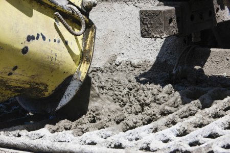 Téléchargez les photos : Coulée de ciment pour la fabrication de plancher sur le chantier - en image libre de droit