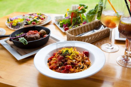 Téléchargez les photos : Assortiment de plats sur table, pizza italienne, spaghetti bolognaise, salade et viande cuite aux légumes - en image libre de droit
