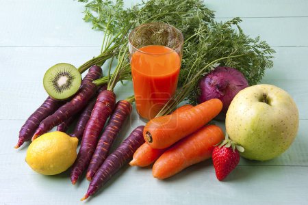 Téléchargez les photos : Bouquet de légumes et fruits frais sur la table. Une alimentation saine - en image libre de droit