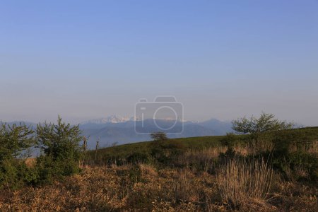 Téléchargez les photos : Paysage avec vue sur la montagne le matin - en image libre de droit