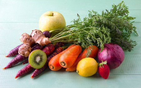 Téléchargez les photos : Bouquet de légumes et fruits frais sur la table. Une alimentation saine - en image libre de droit