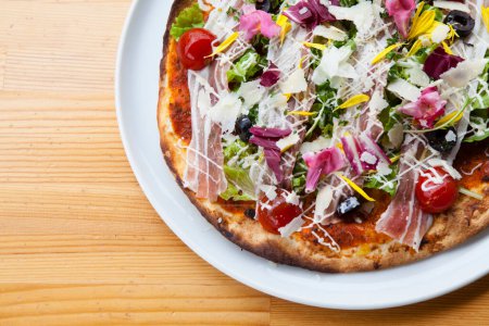 Téléchargez les photos : Delicious pizza with ham, cheese and mushrooms - en image libre de droit