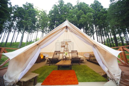 Téléchargez les photos : Intérieur de grande tente blanche avec lit et chaises - en image libre de droit