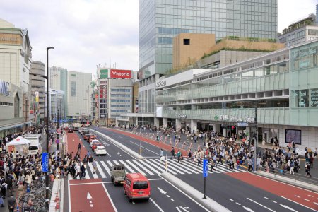 Foto de Nueva terminal de autobuses de la autopista Shinjuku (Basuta Shinjuku) Se ha abierto una nueva terminal de autobuses importante en el distrito de Tokyos Shinjuku. - Imagen libre de derechos