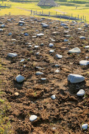 Ofune Site of the Jomon Era, eine archäologische Stätte, die aus einer Reihe großer Muschelmittelchen und Überresten einer angrenzenden Siedlung aus der Jomon-Zeit besteht. Der Fundort in der Stadt Hakodate in der Unterpräfektur Oshima auf der Insel Hokkaido in Japan