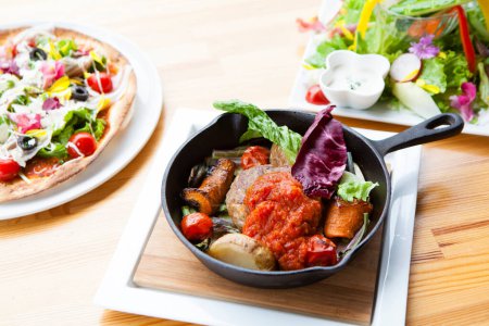 Téléchargez les photos : Délicieuse viande cuite avec des légumes et sauce tomate - en image libre de droit