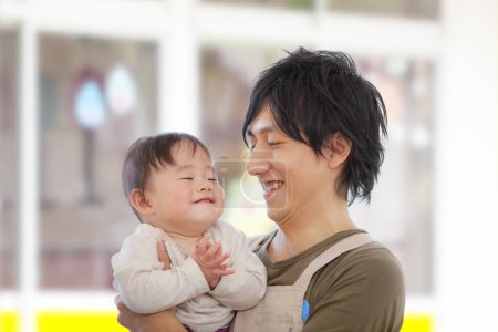 Téléchargez les photos : Heureux asiatique père et son petit bébé - en image libre de droit
