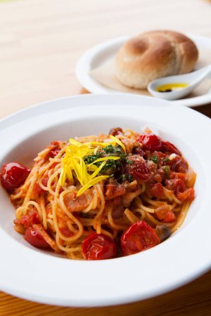 Foto de Deliciosos espaguetis boloñeses con salsa de tomate - Imagen libre de derechos