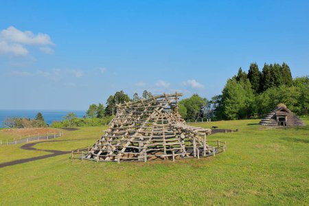 Foto de Ofune Site of the Jomon Era, un sitio arqueológico que consiste en una serie de grandes madrigueras de concha y restos de un asentamiento adyacente del período Jomon. El sitio en la ciudad de Hakodate en la subprefectura de Oshima en la isla de Hokkaido en Japón - Imagen libre de derechos