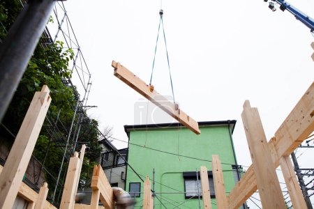 Foto de Nueva casa en construcción. Edificio con vigas de madera - Imagen libre de derechos