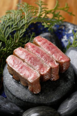 Téléchargez les photos : Morceaux de steak frit sur plaque noire - en image libre de droit