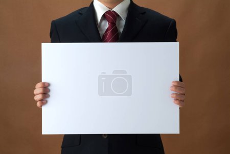 Foto de Foto recortada del empresario sosteniendo papel en blanco con espacio de copia para el mensaje - Imagen libre de derechos