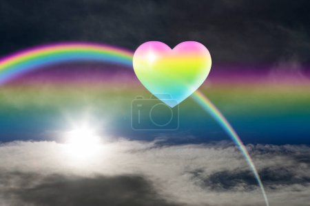 Téléchargez les photos : Coeur arc-en-ciel coloré sur fond de ciel gris avec nuages - en image libre de droit