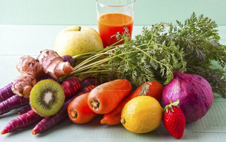 Foto de Ramo de verduras frescas y frutas en la mesa. Alimentación saludable - Imagen libre de derechos
