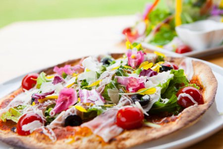 Foto de Sabrosa pizza fresca en la mesa blanca. de cerca. - Imagen libre de derechos