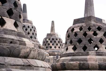 Schöne Architektur der Stupas im buddhistischen Borobudur-Tempel in Magelang Regency, in der Nähe der Stadt Magelang und der Stadt Muntilan, in Zentraljava, Indonesien