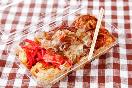 Téléchargez les photos : Morceaux de poulet frit avec vinaigrette asiatique en boîte - en image libre de droit