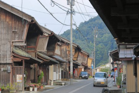 Téléchargez les photos : Vue panoramique de la rue de la vieille ville japonaise avec des bâtiments traditionnels - en image libre de droit