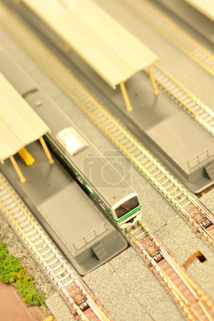 Foto de Vista de cerca del modelo de estación de tren en miniatura en la ciudad - Imagen libre de derechos