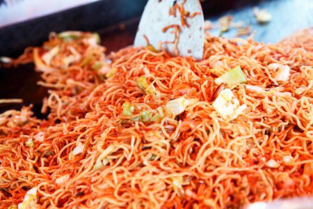 Téléchargez les photos : Cuisine asiatique, nouilles épicées aux légumes, street food - en image libre de droit