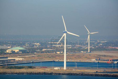 Téléchargez les photos : Moulins à vent pour la production d'électricité dans la ville - en image libre de droit