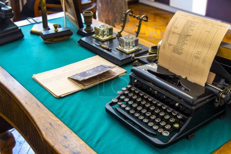 Foto de Mesa retro de un escritor con máquina de escribir antigua, interior vintage - Imagen libre de derechos