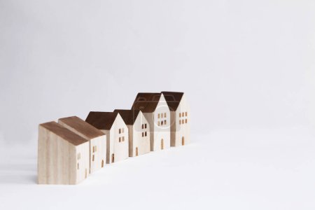 Foto de Casas de juguete de madera aisladas sobre fondo blanco - Imagen libre de derechos