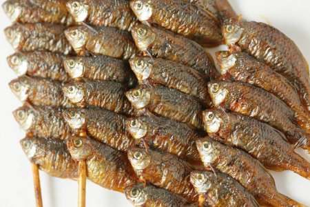 Téléchargez les photos : Assiette de poisson séché sur table - en image libre de droit