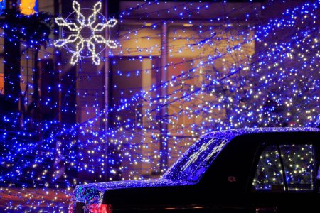Téléchargez les photos : Beau fond festif avec bokeh et lumières de Noël dans la ville de nuit - en image libre de droit