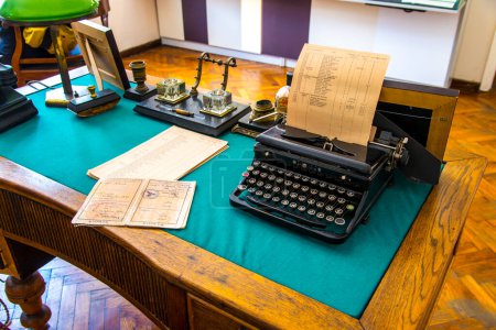 Foto de Mesa retro de un escritor con máquina de escribir antigua, interior vintage - Imagen libre de derechos